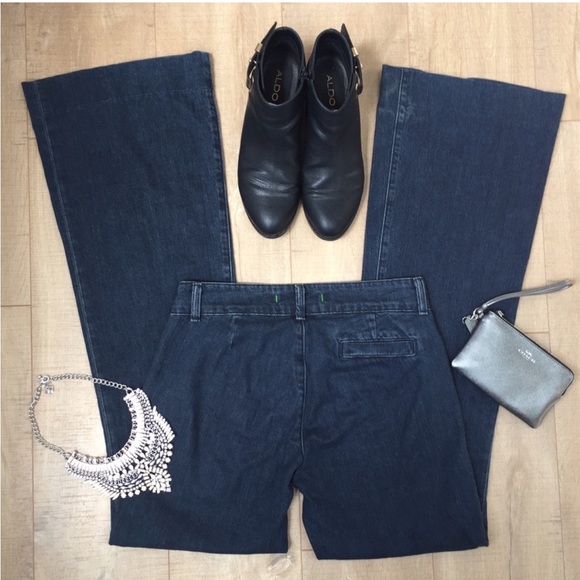 J Brand 70’s Flare Jeans - Seline in Obsidian - Picture 2 of 10